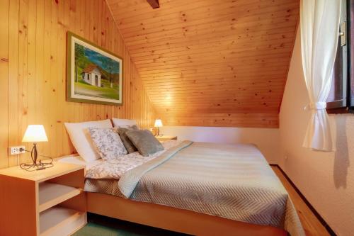 Ένα ή περισσότερα κρεβάτια σε δωμάτιο στο Guesthouse Pod rastockim krovom