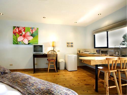 Ein Sitzbereich in der Unterkunft Out of Bounds Boutique Hotel