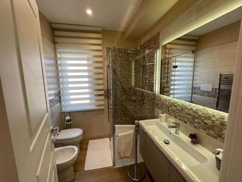 een badkamer met een toilet, een wastafel en een douche bij Dimora Lucia in Troia