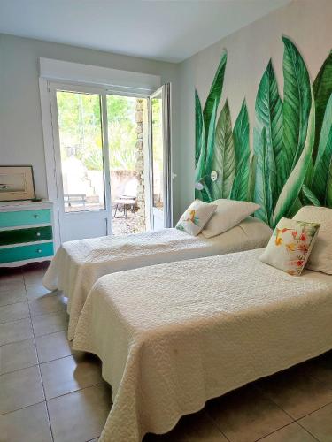 Cette chambre comprend 2 lits dans une grande fresque murale. dans l'établissement Chambre d'hôtes Le Moulin de Moulis, à Moulis-en-Médoc