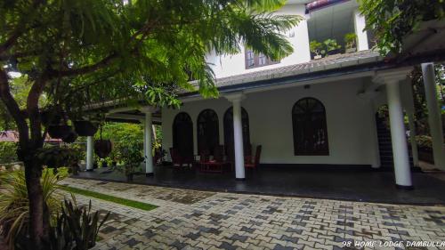 une maison avec une cour en face dans l'établissement 98 Home Lodge Dambulla, à Dambulla