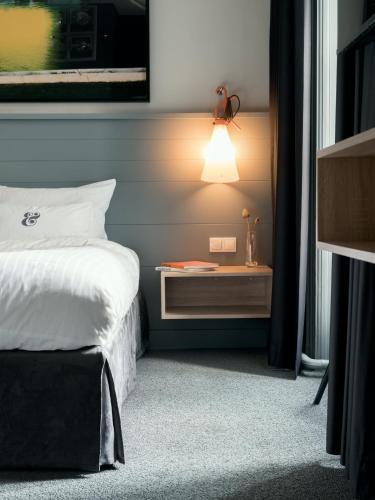 a bedroom with a bed and a table with a lamp at Saint SHERMIN bed breakfast & champagne in Vienna