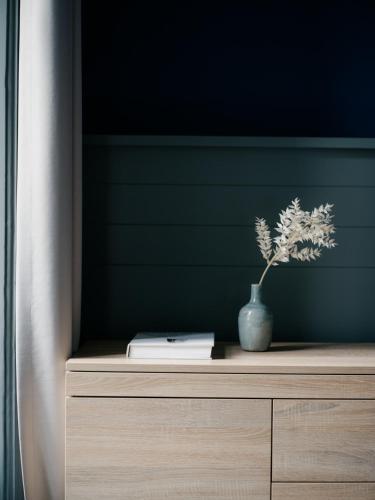 a plant in a vase on top of a dresser at Saint SHERMIN bed breakfast & champagne in Vienna