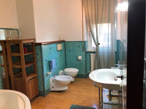 ein Badezimmer mit einem WC, 2 Waschbecken und einem WC ist in der Unterkunft Appartamento A casa di Tamy in Fabriano