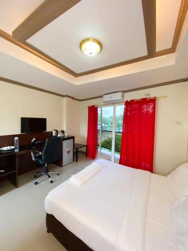Postel nebo postele na pokoji v ubytování Red Palm Inn balcony room with Netflix