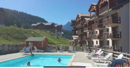 - une piscine au milieu d'un complexe dans l'établissement Appartement Montagne Puy Saint Vincent 1800 - Résidence Dame Blanche 3 étoiles, à Puy-Saint-Vincent