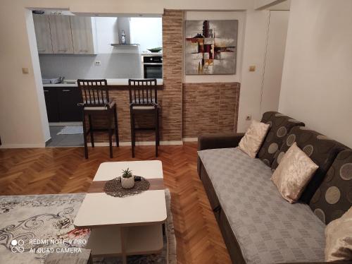 sala de estar con sofá y mesa en Apartment Adriana, en Makarska