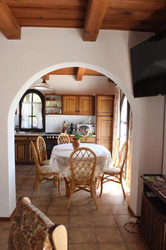 Gallery image of Napsugár Vendégház in Badacsonytördemic