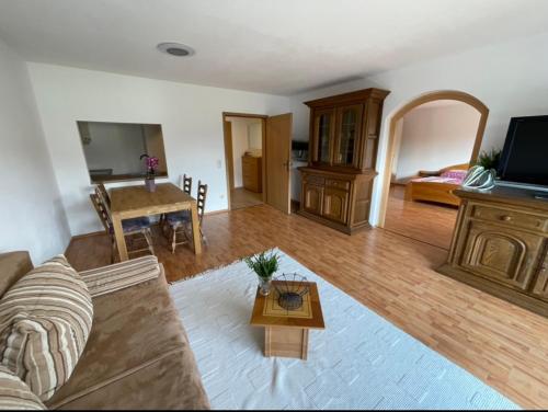 ein Wohnzimmer mit einem Sofa und einem Tisch in der Unterkunft Ferienwohnung Wolf in Seebruck