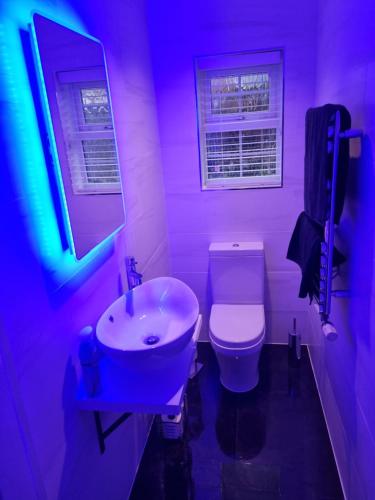 Swindon 6 deluxe doubles 2 with en suite in large house tesisinde bir banyo
