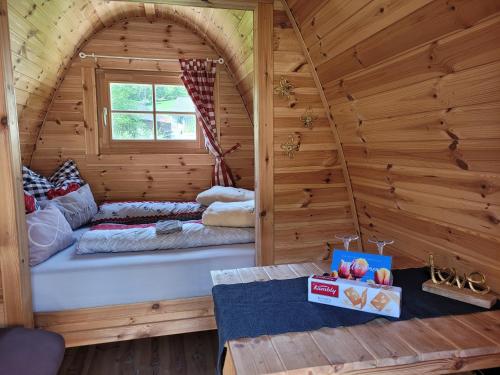 Habitación con cama en una cabaña de madera en Romantischer POD - Optional mit Hotpot - Whirlpool, en Hohenberg an der Eger