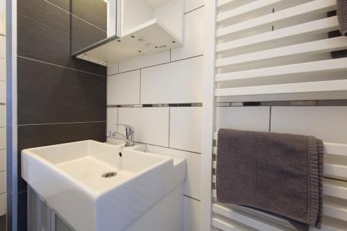 贊德沃特的住宿－Chapeau，白色的浴室设有水槽和镜子