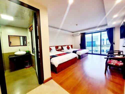 una camera d'albergo con due letti e una grande finestra di Sapa Star Hotel a Sa Pa