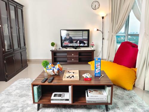 een woonkamer met een salontafel en een televisie bij Publika Solaris Dutamas Mont Kiara in Kuala Lumpur