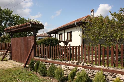 a wooden fence in front of a house at Къщата с Кладенеца - с. Генерал Кантарджиево in General-Kantardzhievo