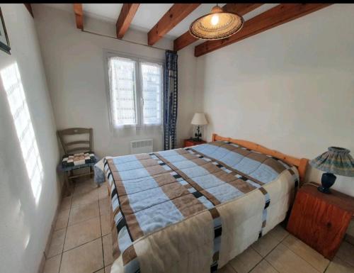ein Schlafzimmer mit einem großen Bett in einem Zimmer in der Unterkunft Maison idéalement située pour 6 personnes in Soustons