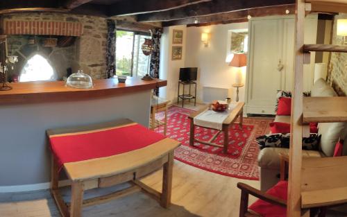 un salon avec un canapé et une cheminée dans l'établissement El Camino, à Flavin