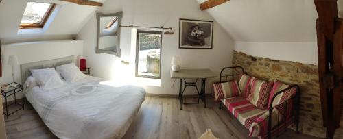 - une chambre avec un lit, une table et une chaise dans l'établissement El Camino, à Flavin