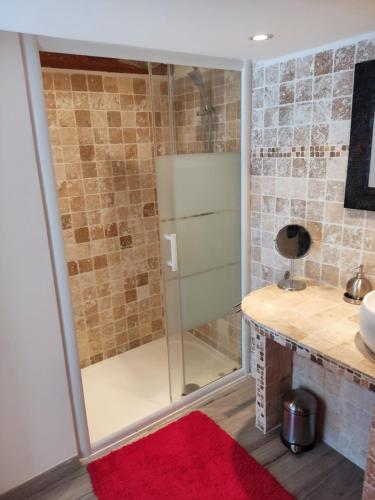 La salle de bains est pourvue d'une douche et d'un tapis rouge. dans l'établissement El Camino, à Flavin