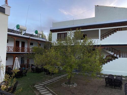 Jardín al aire libre en Hotel Kang Lha Chen