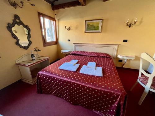 - une chambre avec un lit et 2 serviettes dans l'établissement Ai Boteri, à Venise