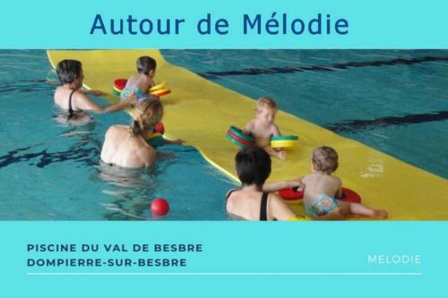 un groupe d'enfants jouant dans une piscine dans l'établissement Mélodie lumineuse et spacieuse à 6km du Pal, à Dompierre-sur-Besbre