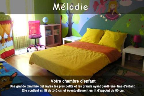 Cartel de un dormitorio con cama en una habitación en Mélodie lumineuse et spacieuse à 6km du Pal en Dompierre-sur-Besbre