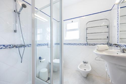 ห้องน้ำของ CoolHouses Algarve Lagos, 4 bed single-story House, pool and amazing panoramic views, Casa Fernanda