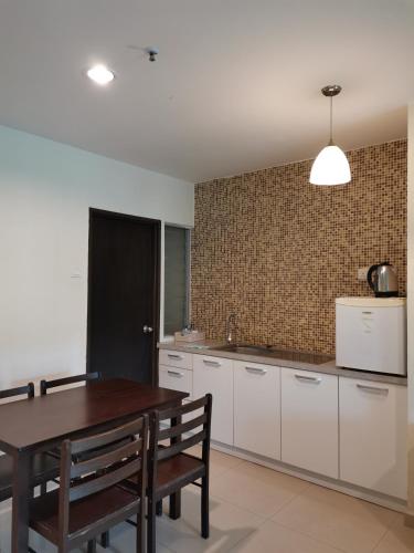 Dapur atau dapur kecil di Spacious & Homey Apartment at Marina Island by JoMy Homestay