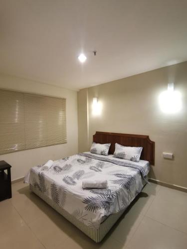 Katil atau katil-katil dalam bilik di Spacious & Homey Apartment at Marina Island by JoMy Homestay