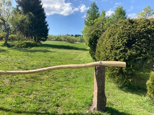 a wooden stick on a pole in a field at Erzgebirgshaus Zirbenliebe in Kurort Altenberg