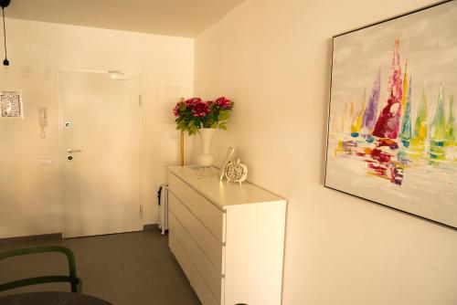 una habitación con un tocador y una pintura en la pared en Helena, en Premantura
