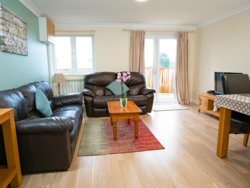 TV a/nebo společenská místnost v ubytování Ellingham Self-Catering Cottages