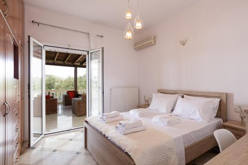 Ένα ή περισσότερα κρεβάτια σε δωμάτιο στο Nefeli Villa