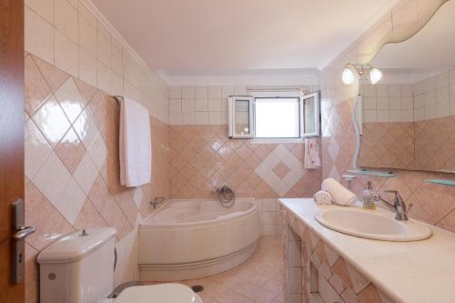 Ένα μπάνιο στο Nefeli Villa