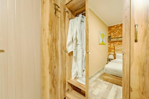 - une salle de bains avec un placard et un lit dans une chambre dans l'établissement Garden House, à Tbilissi