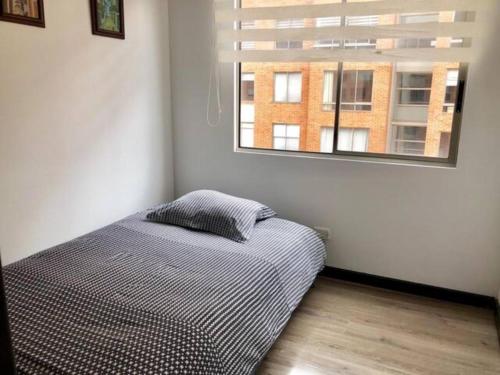 1 dormitorio con cama y ventana en Fantástica Habitación Privada Colina en Bogotá