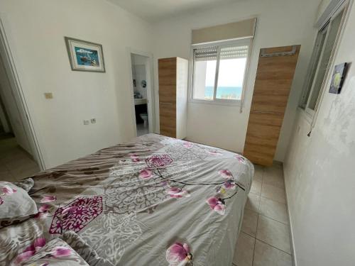 Postel nebo postele na pokoji v ubytování Exceptional view facing sea of Givat Olga Hadera