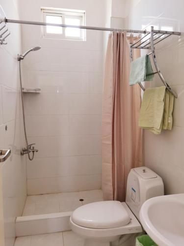 a bathroom with a toilet and a shower and a sink at Casa Talara in Talara