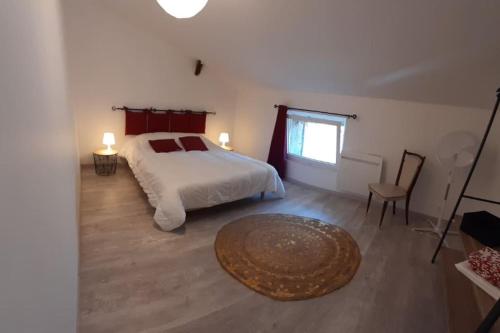 une chambre avec un lit, une table et une fenêtre dans l'établissement Etage d'une agréable maison de ville, à Bourg-Saint-Andéol