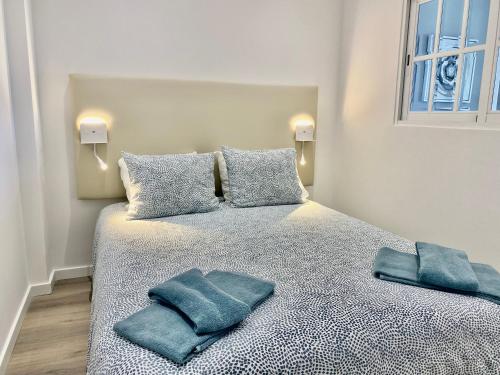 een slaapkamer met een bed met blauwe kussens erop bij **Fresh and cosy appt with Pool, Fiber, SportTV** in Albufeira