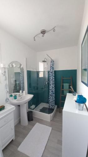 une salle de bain avec un lavabo, une douche et des toilettes dans l'établissement La Maison Ocre, à Rochegude