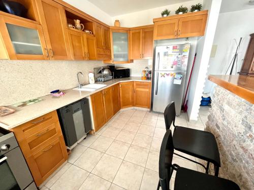 Kuchyň nebo kuchyňský kout v ubytování Exceptional view facing sea of Givat Olga Hadera