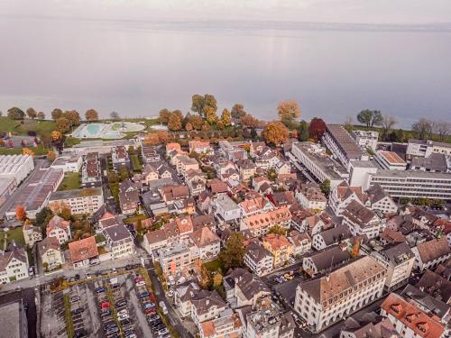 una vista aérea de una ciudad con edificios en Budgetapartment Martinsturm von Swisspartments, en Arbon