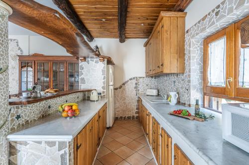 圣安吉洛Villa La Pace的配有木质橱柜和台面的厨房