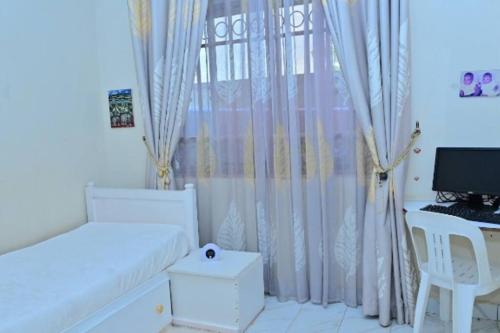 เตียงในห้องที่ Cheerful 3-Bedroom Home in a Family Setting