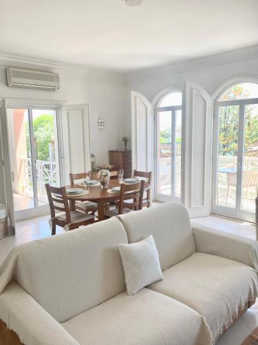 uma sala de estar com um sofá branco e uma mesa em Vilamoura City Center Flat em Vilamoura