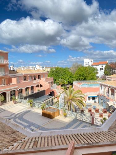 uma vista do telhado de um edifício em Vilamoura City Center Flat em Vilamoura