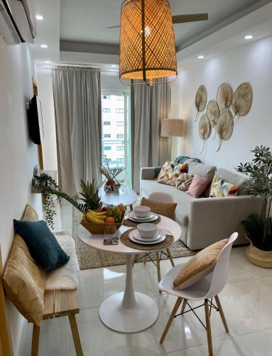 sala de estar con sofá y mesa en Ambar 5D - Céntrico apart estilo Boho Chic en Santo Domingo