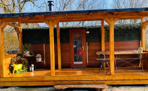 Cabaña con terraza de madera y cenador en Irenes Tinyhouse en Markt Nordheim